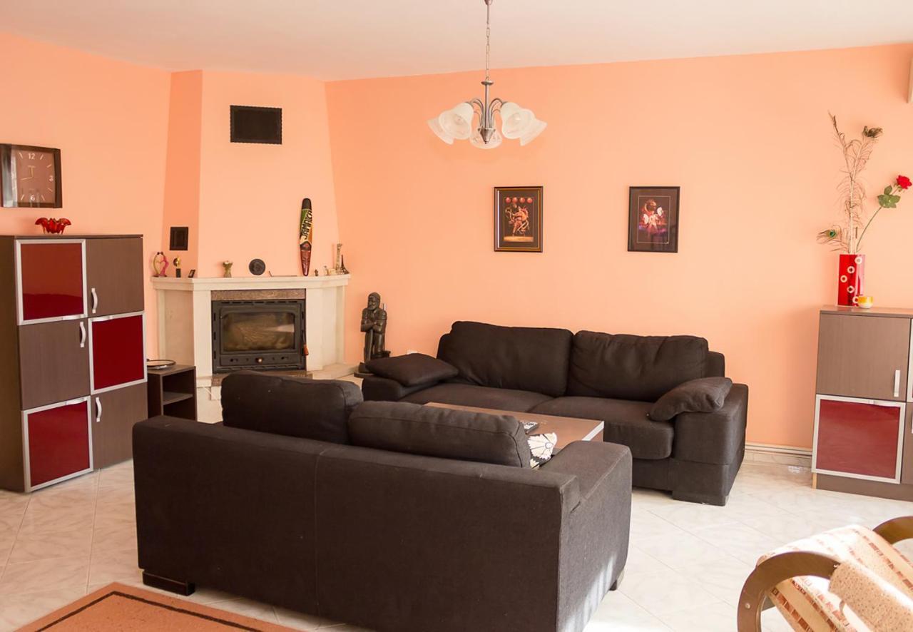 Peach Coloured 2-bdr By The Sea Garden Appartement Varna